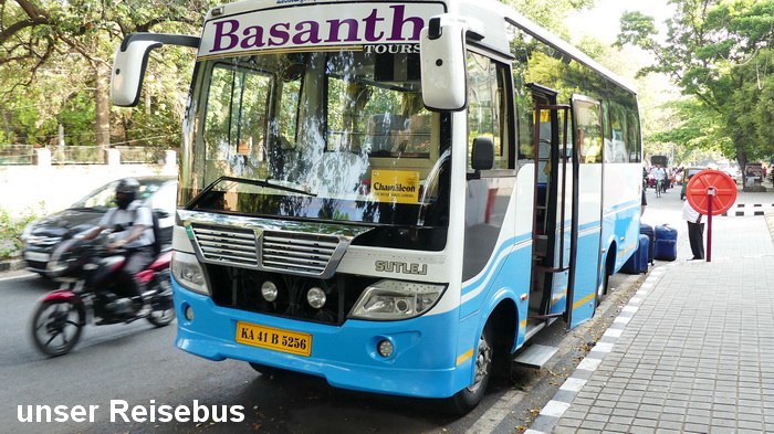 unser Reisebus, genau derselbe Typ, den wir auf der Rundreise durch Rajasthan hatten