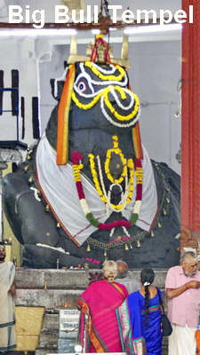 Der Nandi-Stier im Big Bull Tempel in Bengaluru Der Nandi-Stier im Big Bull Tempel in Bengaluru