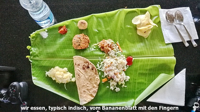 indisches Essen auf Bananenblatt mit Fingern