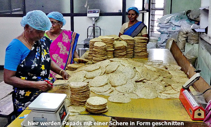 diese Frauen schneiden die Papads mit der Schere auf die richtige Größe diese Frauen schneiden die Papads mit der Schere auf die richtige Größe