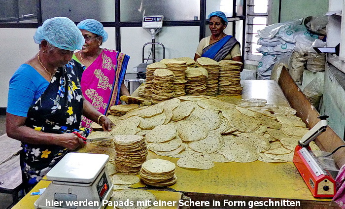 diese Frauen schneiden die Papads mit der Schere auf die richtige Gre