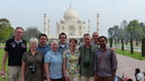 unsere Reisegruppe mit Reiseleiter (rechts) vor dem Taj Mahal