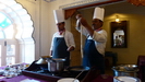 2 K�che des Hotels demonstrieren uns, wie man in Indien kocht