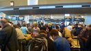 die Abfertigung am Check-In-Schalter geht recht z�gig voran