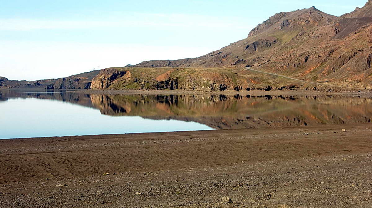 der See Kleifarvatn inmitten einer unwirklichen Gegend