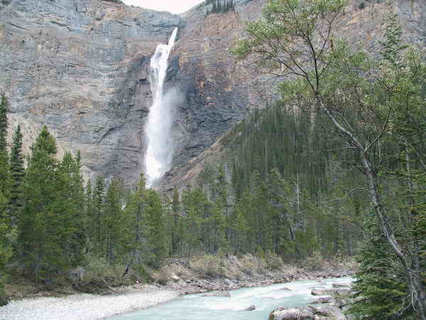 der mächtige 254m hohe Takakkaw Wasserfall der mächtige 254m hohe Takakkaw Wasserfall