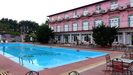 das Haupthaus des Hotels mit dem Pool 