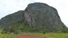 ViALES - wir wandern rund um die Mogoto de Dos Hermanos, man sieht die deutliche Erosion am Felsen