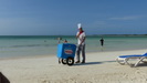 CAYO ENSENACHOS - eine tolle Überraschung, der Eismann verteilt kostenloses Eis am Strand CAYO ENSENACHOS - eine tolle Überraschung, der Eismann verteilt kostenloses Eis am Strand