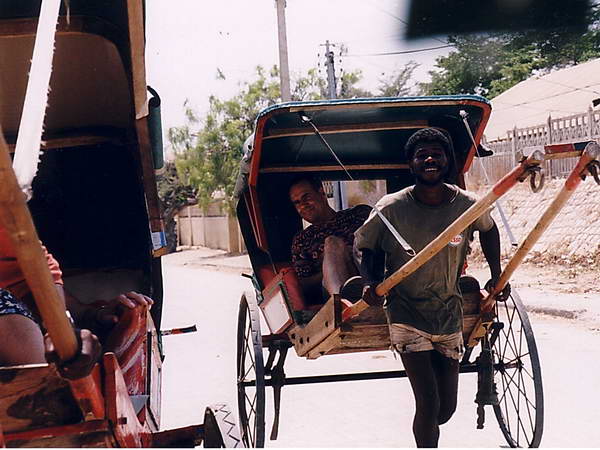 Bitte anklicken zum Vergrößern mit der Rikscha fahren wir zum Markt