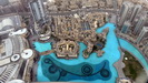 BURJ KHALIFA - unter uns (452 m) liegt links die Dubai Mall, die Fontnen im Wasserbecken und davor der Souk al Bahar