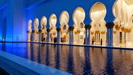 ABU DHABI - die Sulengnge um den Innenhof sind abends beleuchtet und spiegeln sich in den Wasserbecken