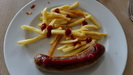 MEIN SCHIFF 3 - whrend Elke sich heute einen Burger gnnt, probiere ich Currywurst mit Pommes Frites
