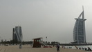 DUBAI- Fotostopp am Jumeirah Strand, links das gleichnamige Hotel, rechts das "7-Sterne-Hotel Burj Al Arab"