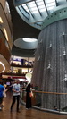 DUBAI- in der Dubai Mall entdecken wir diesen Wasserfall, der sich ber alle Stockwerke erstreckt