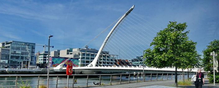 DUBLIN - auf der Fahrt in die Stadt kommen wir an der markanten Samuel Beckett Bridge (Schrägseilbrücke) vorbei DUBLIN - auf der Fahrt in die Stadt kommen wir an der markanten Samuel Beckett Bridge (Schrägseilbrücke) vorbei
