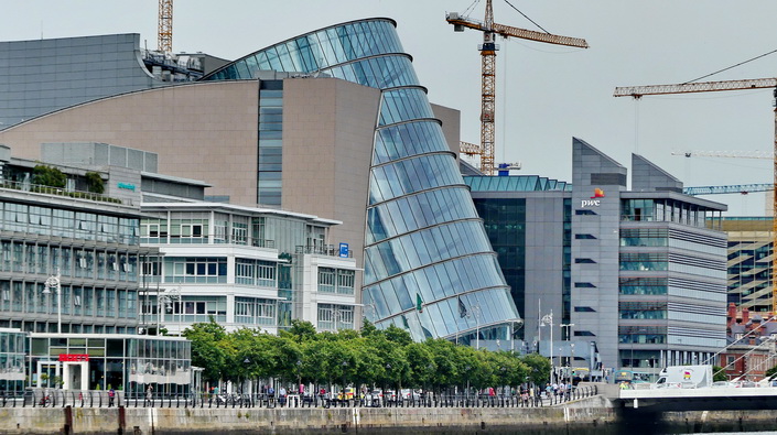 DUBLIN - das sehr futuristische Convention Centre wurde im Jahr 2010 erbaut DUBLIN - das sehr futuristische Convention Centre wurde im Jahr 2010 erbaut