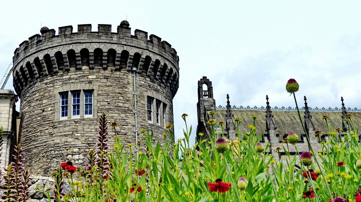DUBLIN - der "Record Tower" des Dublin Castle stammt schon aus dem Jahr 1230 DUBLIN - der "Record Tower" des Dublin Castle stammt schon aus dem Jahr 1230