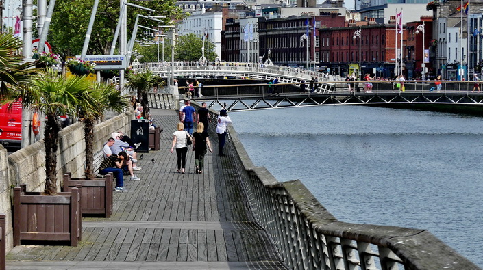 DUBLIN - entlang des Flußes Liffey entreckt sich (teilweise) dieser schöne Fußweg DUBLIN - entlang des Flußes Liffey entreckt sich (teilweise) dieser schöne Fußweg