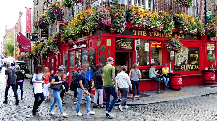 DUBLIN - die Temple Bar liegt im gleichnamigen Bezirk in Dublin, viele Touristen wollen hier unbedingt ein Bier trinken DUBLIN - die Temple Bar liegt im gleichnamigen Bezirk in Dublin, viele Touristen wollen hier unbedingt ein Bier trinken