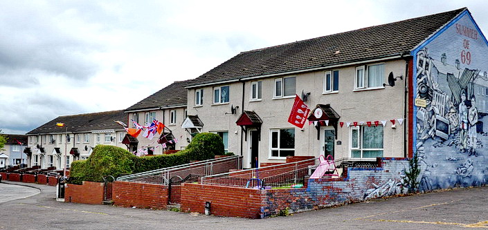 BELFAST - an vielen Häusern sind britische und loyalistische Fahnen und Wandbilder zu sehen BELFAST - an vielen Häusern sind britische und loyalistische Fahnen und Wandbilder zu sehen