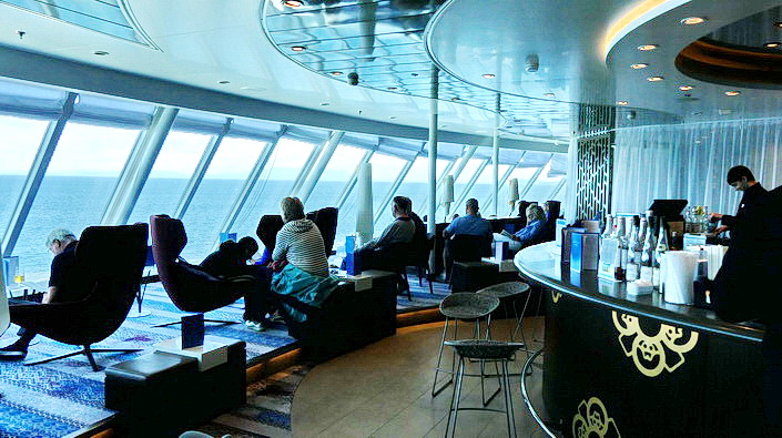 3.SEETAG - einen schönen 180-Grad-Ausblick nach vorne hat man von der Himmel & Meer Lounge 3.SEETAG - einen schönen 180-Grad-Ausblick nach vorne hat man von der Himmel & Meer Lounge