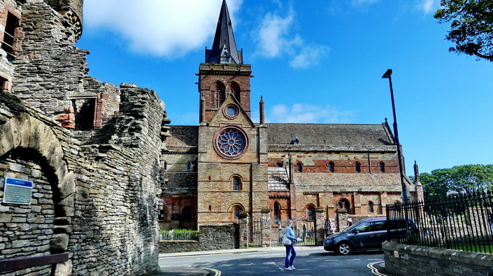 ORKNEY - die St. Magnus Kathdrale von 1137 mit den Resten des Bischofspalastes (links) ORKNEY - die St. Magnus Kathdrale von 1137 mit den Resten des Bischofspalastes (links)