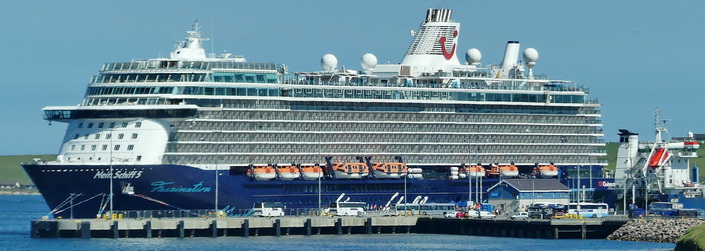 ORKNEY - nur im Hafen von Kirkwall können wir "Mein Schiff 5" in voller Größe sehen ORKNEY - nur im Hafen von Kirkwall können wir "Mein Schiff 5" in voller Größe sehen