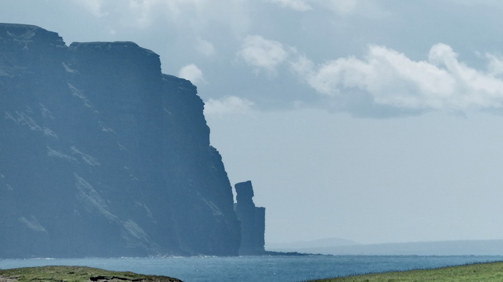 ORKNEY - etwa 10 Km entfernt sehen wir eine 137 m hohe Felsnadel, "The Old Man of Hoy" ORKNEY - etwa 10 Km entfernt sehen wir eine 137 m hohe Felsnadel, "The Old Man of Hoy"