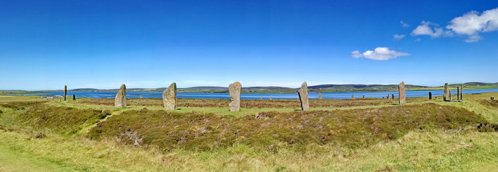 ORKNEY - mit 107 m Durchmesser ist dieser Steinkreis größer als Stonehenge und stammt etwa aus der selben Zeit ORKNEY - mit 107 m Durchmesser ist dieser Steinkreis größer als Stonehenge und stammt etwa aus der selben Zeit