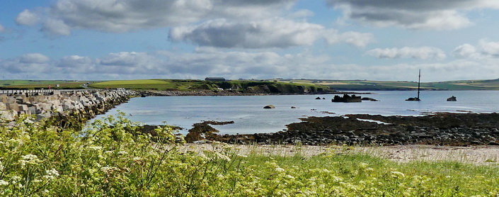 ORKNEY - Scapa Flow - links der Damm als U-Boot-Sperre, rechts die Reste der alten Blockschiffe ORKNEY - Scapa Flow - links der Damm als U-Boot-Sperre, rechts die Reste der alten Blockschiffe