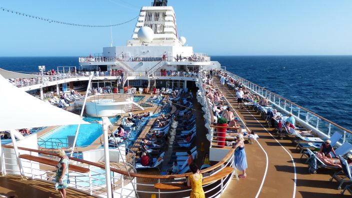 MEIN SCHIFF HERZ - das Pooldeck ist bei diesem Wetter "ausgebucht"