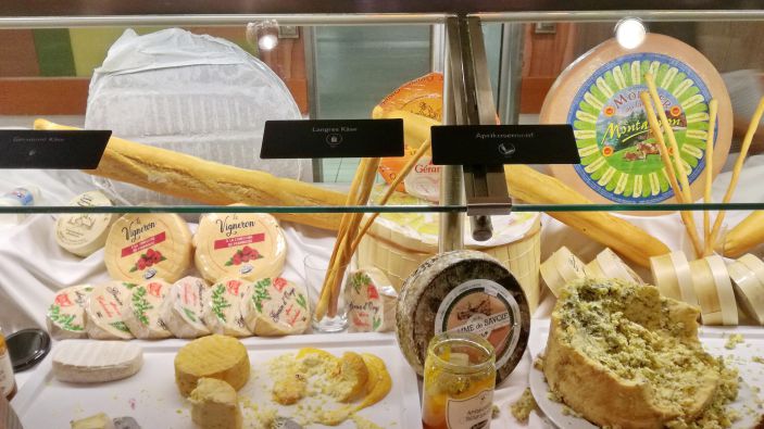 MEIN SCHIFF HERZ - das erweiterte, leckeres Käsebuffet wird einmal pro Woche aufgebaut MEIN SCHIFF HERZ - das erweiterte, leckeres Käsebuffet wird einmal pro Woche aufgebaut