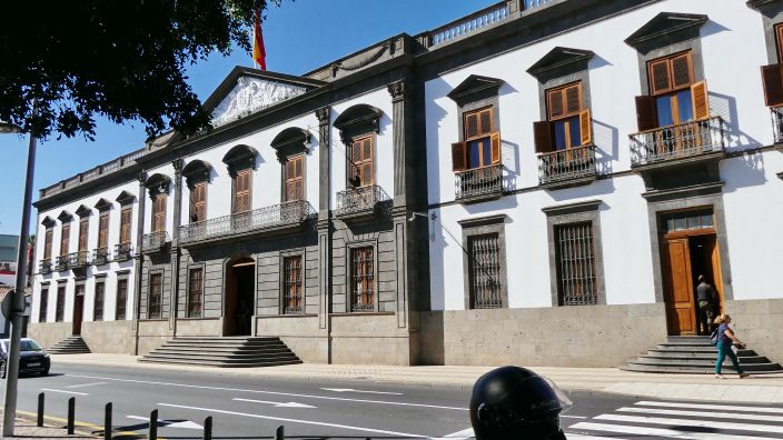 SANTA CRUZ - der Palacio de la Capitana General de Canarias am Plaza Weyler