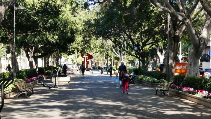 SANTA CRUZ - wir bummeln ber die Rambla, die zentrale Fugngerpromenade