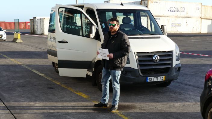 TERCEIRA - Antonia erwartet uns f�r die Rundfahrt direkt vor dem Schiff