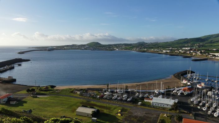 TERCEIRA - vom Aussichtspunkt Miradouro do Facho bietet sich uns ein grandioser Blick auf Praia