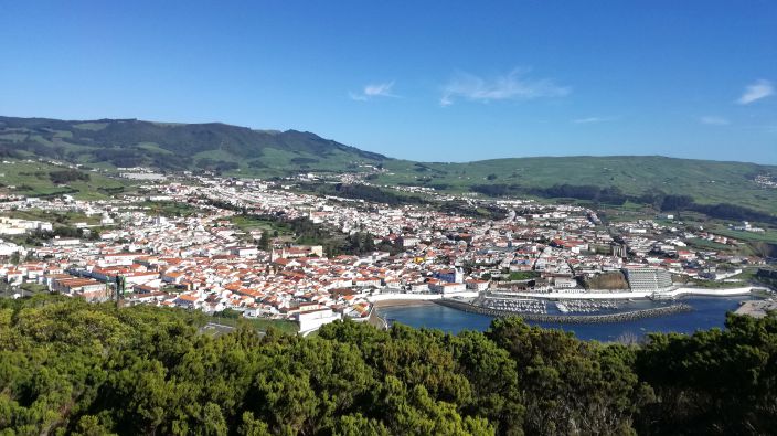 TERCEIRA - Blick vom Monte Brasil auf  Angra do Hero�smo, die Inselhauptstadt