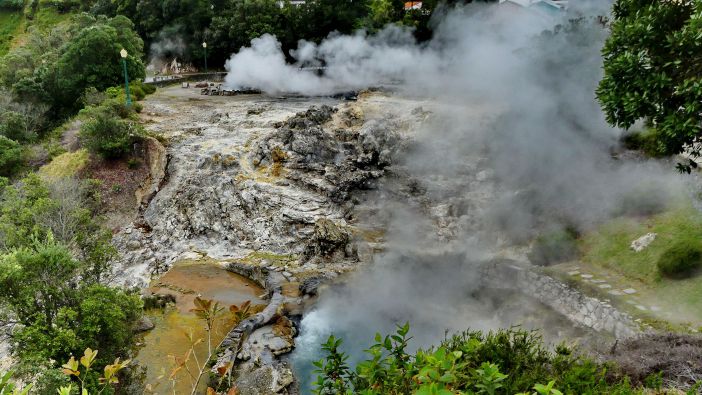 SAO MIGUEL - in Furnas qualmt es aus allen Ecken und Enden, sogar aus den Gullys in der Stadt