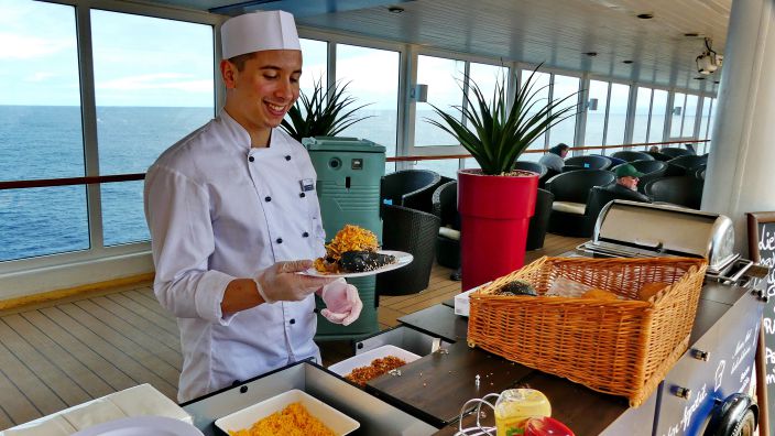 MEIN SCHIFF HERZ - Pulled Turkey in einem schwarzen Br�tchen, sehr ungew�hnlich