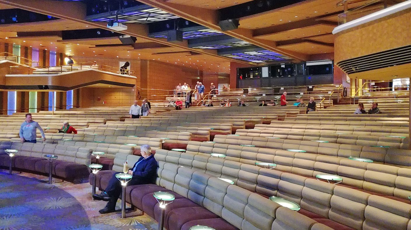 MEIN SCHIFF HERZ - im Theater gefallen uns besonders die kleinen beleuchteten Tische f�r die Getr�nke o.�.