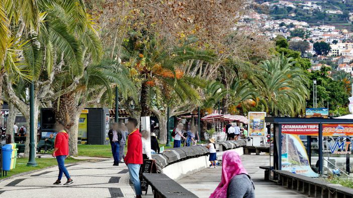 FUNCHAL - Bummel auf der Promenade entlang des Hafens 