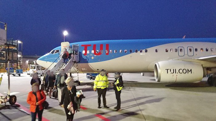 BERLIN - 4 Stunden 21 Minuten sp�ter landen wir im dunklen, tr�ben und kalten Berlin 