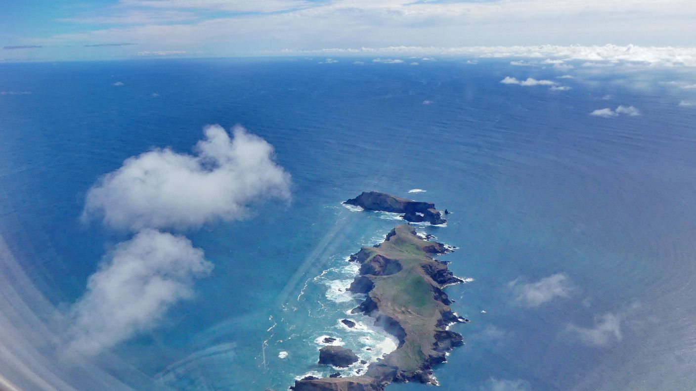 R�CKFLUG - wir �berfliegen den �stlichen Zipfel von Madeira, das Kap Ponta de S�o Louren�o