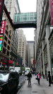 CENTRAL MANHATTAN - die Skybridge in der W 32th. St. von 1925 verband Teile des früheren Kaufhauses Gimbels