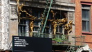 BOWERY - Bond St. 23, goldene Akrobaten-Figuren oberhalb des Gene Frankel Theaters in diesem Haus