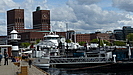 OSLO - von "Akers brygge" aus hat man einen schnen Blick ber die Boote auf das Rathaus von Oslo  