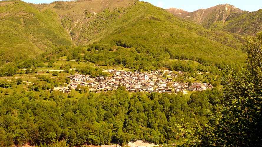 kleinere und grer Drfer schmiegen sich an der Berghnge