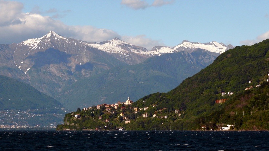 eines der vielen Drfer am Lago Maggiore vor beeindruckender Kulisse