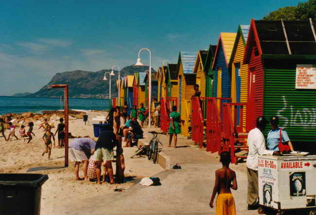 lustige bunte Umkleidekabinen am Strand von Kapstadt lustige bunte Umkleidekabinen am Strand von Kapstadt
